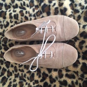 Comfy tan Clarks oxfords